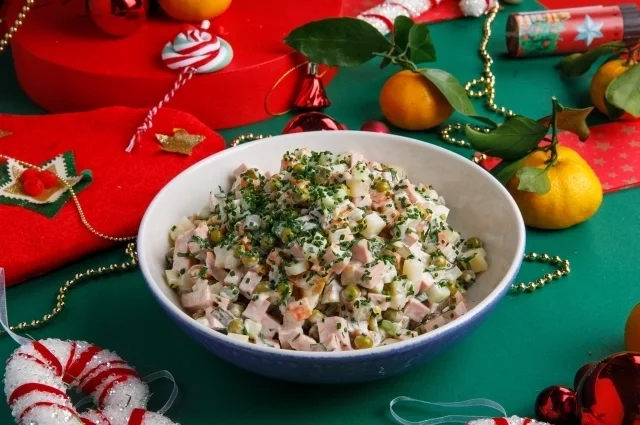 Оливье остается самым дорогостоящим новогодним салатом, по данным Росстата