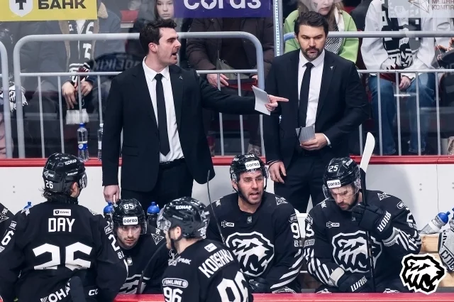 Рафаэль Рише (слева) стал самым молодым главным тренером в КХЛ