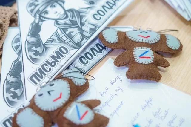 Девочки на уроках технологии отшивают чехлы для лопат, а малыши — чебурашек. 