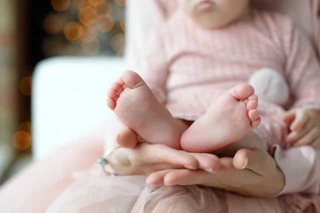 По мнению комментаторов, сложнее всего удочерить девочку-младенца - на таких детей очереди приходится выстаивать годами.