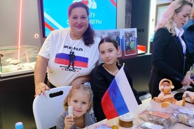 Женщина и две её дочки Василиса и Иванна занялись волонтёрством в 20022 году, 