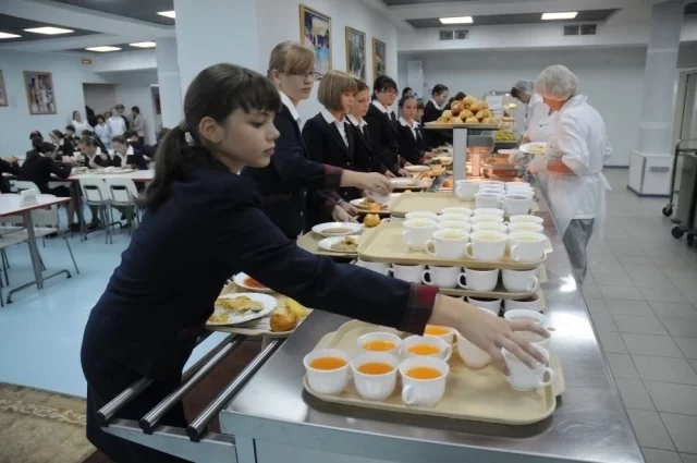 Предусмотрены расходы на горячее питание в школах и другие меры по поддержке учреждений образования.