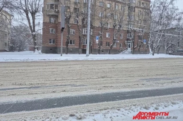 Горожане жалуются на заснеженные дороги в центре города