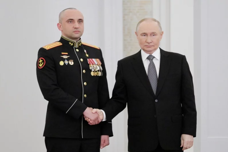 Президент РФ Владимир Путин вручил медаль «Золотая Звезда» Героя Российской Федерации подполковнику Павлу Ендовицкому.