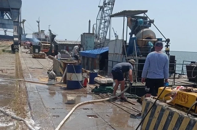 Идёт работа по устранению последствий разлива нефтепродуктов. Фото: "Орентекс". 