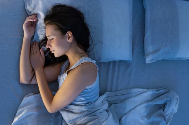 Нижней границей продолжительности здорового сна ученые называют семь часов.