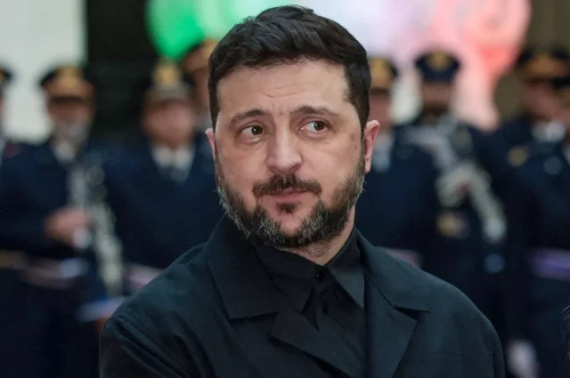 Зеленский заявил, что Киев не собирается мирным путем отдавать России временно оккупированные территории исторических регионов.