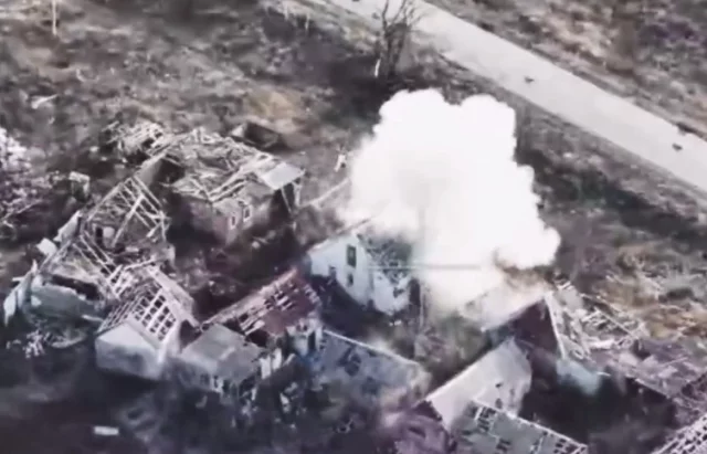 Уничтожены логистические узлы по переброске военных грузов, места хранения топлива и техники.