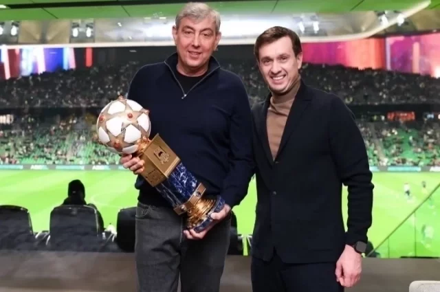 Момент вручения Сергею Галицкому награды за выдающийся вклад в развитие отечественного футбола.