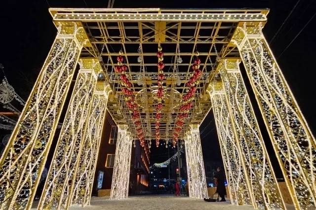 В Театральном сквере зажгли главную городскую ёлку, оформленную в традиционном русском стиле. Аллеи украсили световыми арками и многочисленными гирляндами.