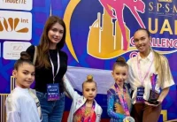 Директор клуба Мария Стародубцева поддерживала девочек с самого начала (справа)