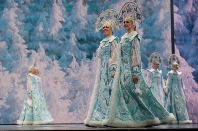 Изюминка ансамбля — красавицы-блондинки