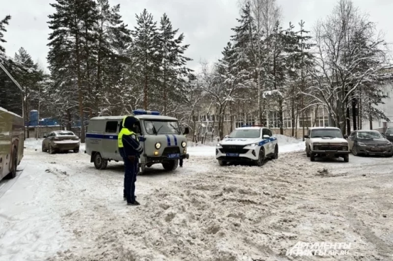 На месте работают все экстренные службы города.