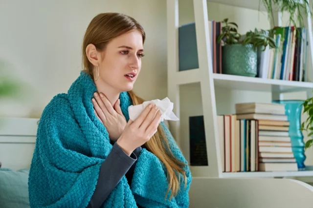 На фоне лихорадки, болей в теле, светобоязни и прочих неприятных симптомов гриппа довольно сложно уловить момент, когда уже развивается воспаление легких.