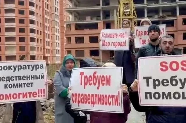 На плакатах жители обращаются к мэру Махачкалы Джамбулату Салавову.