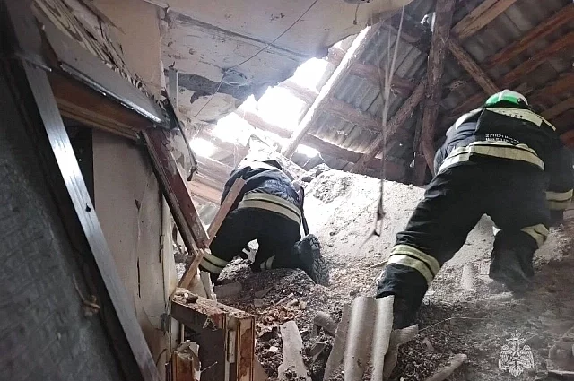 Сотрудники МЧС извлекли из-под завалов одного человека.