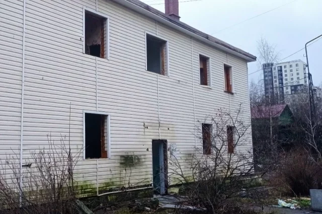 В аварийном доме без света, тепла и воды сегодня живёт 12 человек.