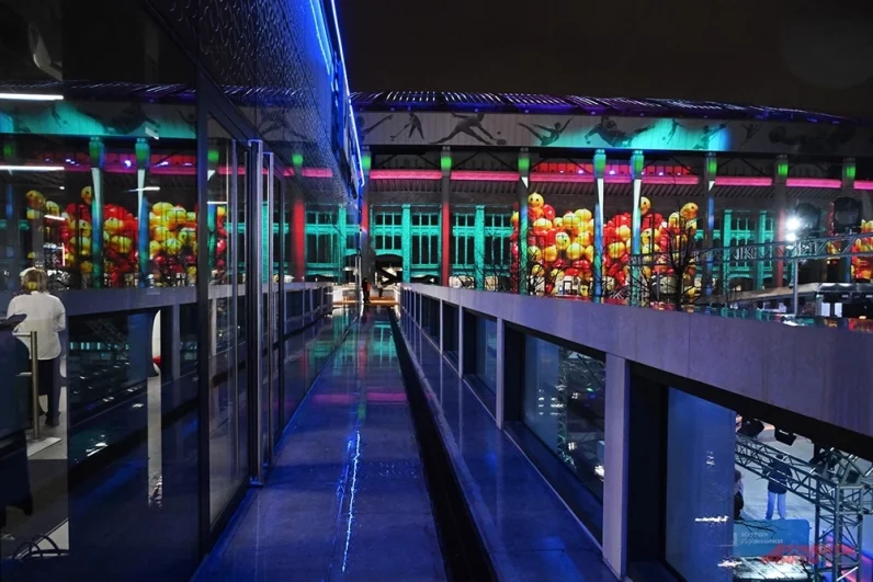 Во время вечерних сеансов сам стадион «Лужники» также становится украшением.