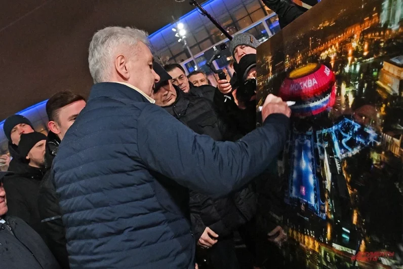 Каток «заморозили» прямо в фонтане, который появился на месте бывшей пустой бетонной площади в рамках первого этапа благоустройства «Лужников».