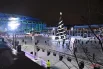 Главным украшением катка стала 16-метровая новогодняя медиа-елка, украшения на которой могут меняться по нажатию одной кнопки.