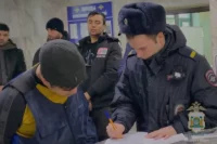 Процессом занимаются сотрудники Росгвардии, полицейские и судебные приставы.