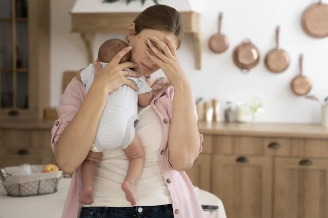 Современные мамы живут в режиме бесконечного сравнения своей жизни с «идеальной» картинкой из соцсетей.