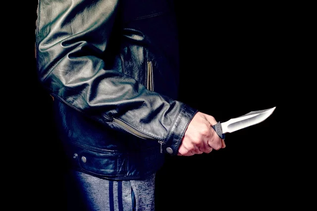 В пылу конфликта «захисник» схватил кухонный нож и нанес своему товарищу смертельный удар в шею.