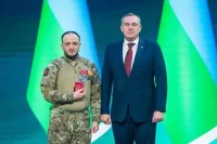 Награду вручил губернатор Руслан Кухарук.