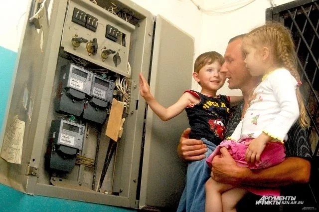 Многие рязанцы не понимают, что происходит с электричеством в их квартирах – лампочки моргают и перегорают, приборы выходят из строя...