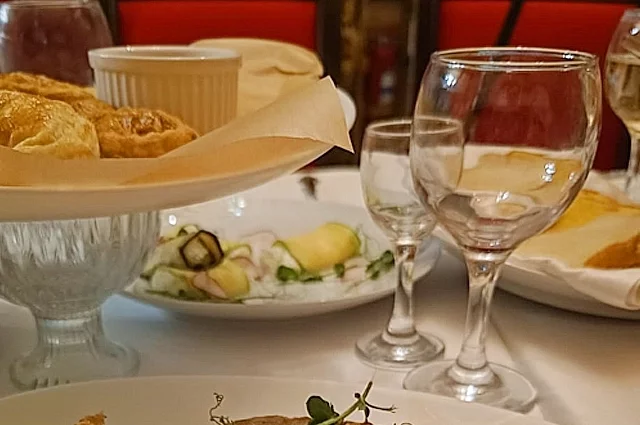 Тосты диабетикам рекомендовано поднимать бокалом с водой.