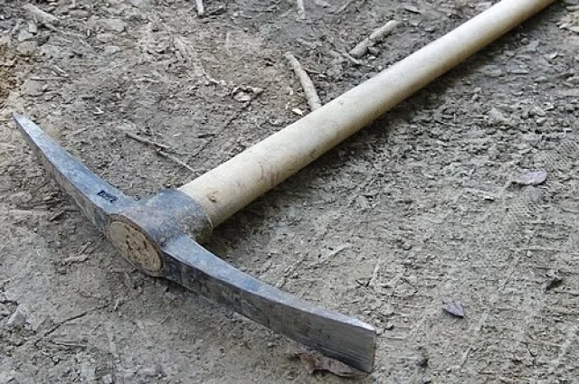 Украинец выхватил кирку и ударил ей «людолова» в грудь.