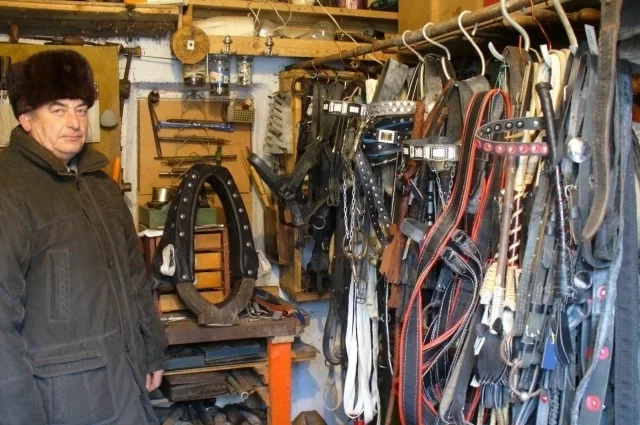 Шорник Пётр Демко всю жизнь посвятил шитью снаряжения для лошадей. Теперь его дело продолжает сын Александр.