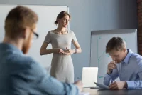 Излишняя стеснительность может серьезно навредить и в личной, и в профессиональной жизни. 