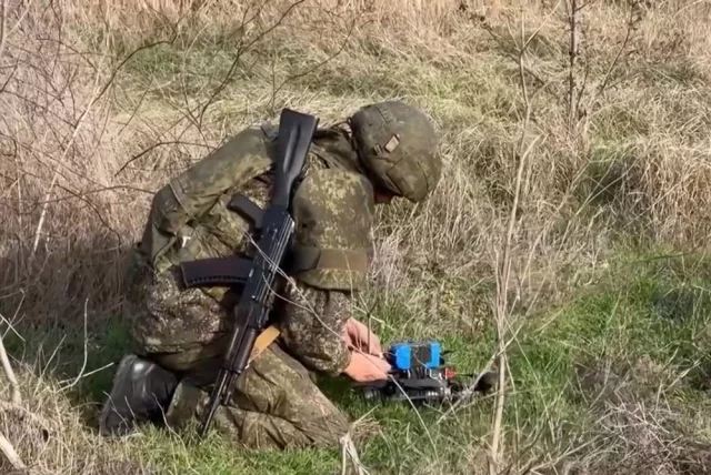 Бойцы войск беспилотных систем на боевой задаче.