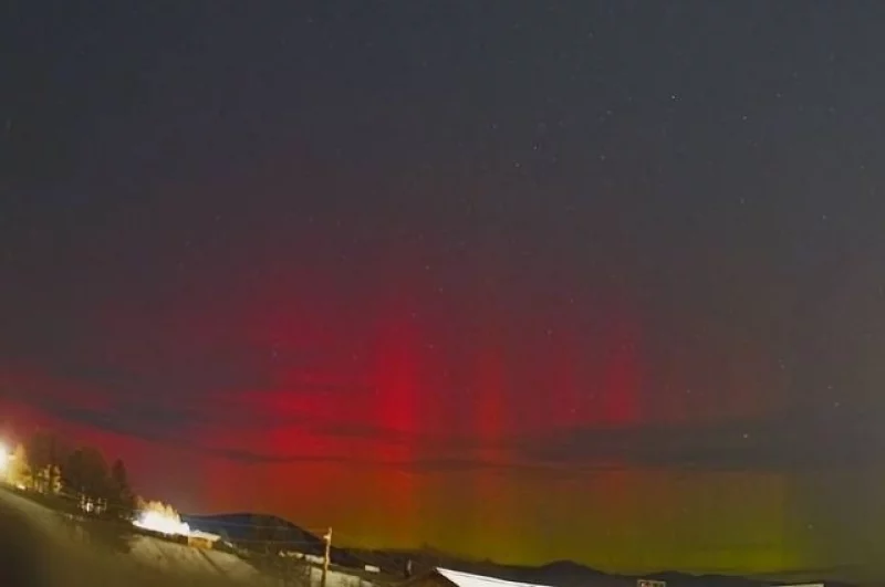 Столбы красного цвета гуляли по небу.