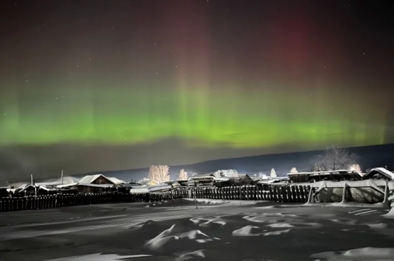 Сияние играло в небе разноцветными столбами.