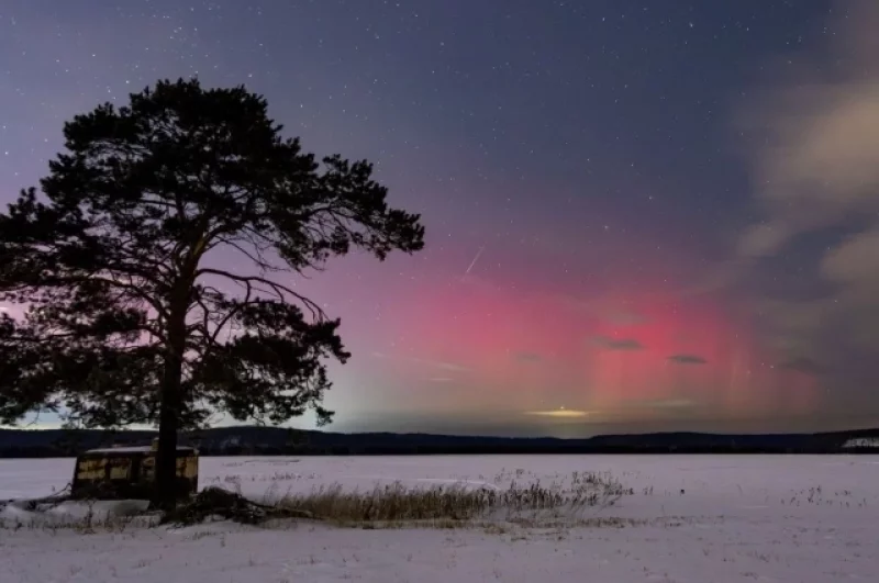 Рядом с Иркутском фотографу Илье Буянову тоже удалось сфотографировать полярное сияние около трёх часов ночи.