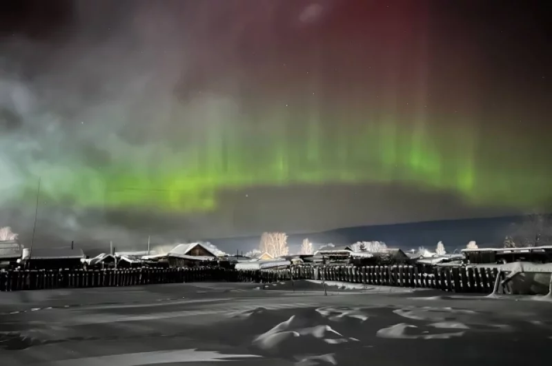 Первыми кадрами полярными сияния поделились жители посёлка Непа в Катангском районе Иркутской области.