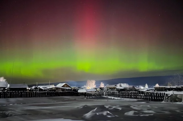 Небо полыхало яркими малиновыми и зелёными огнями.