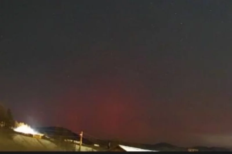 На севере Бурятии в селе Багдарин первые признаки сияния получилось сфотографировать вскоре после полуночи. Сначала оно не было ярким.