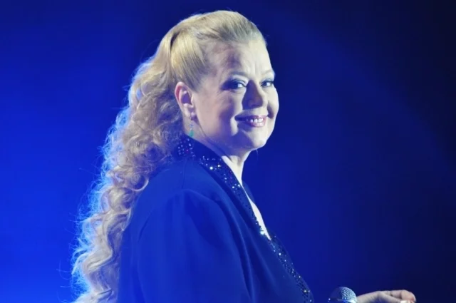 Золотистые волосы, красивое лицо, нежный голос и талант позволили выбраться из глубинки и стать звездой. 