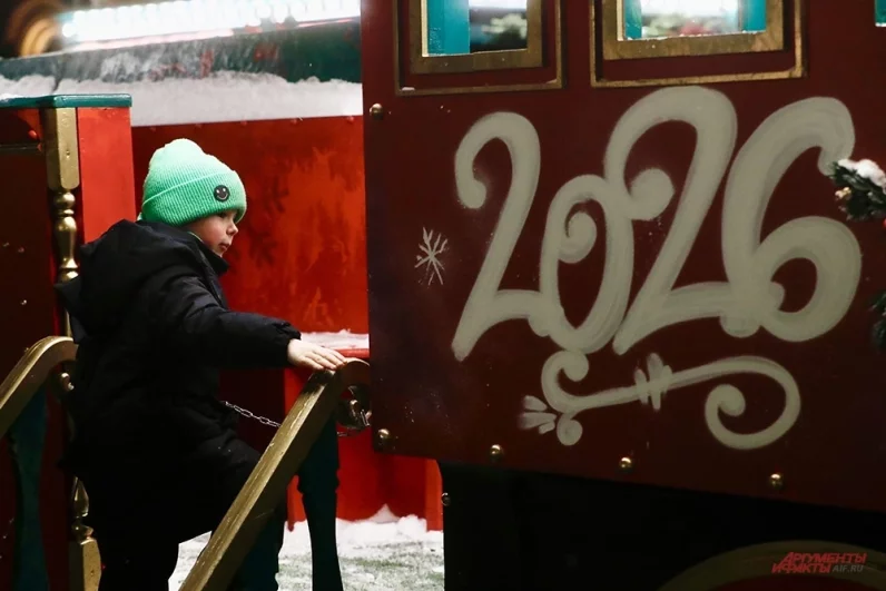 На Манежной площади работают горки для детей.