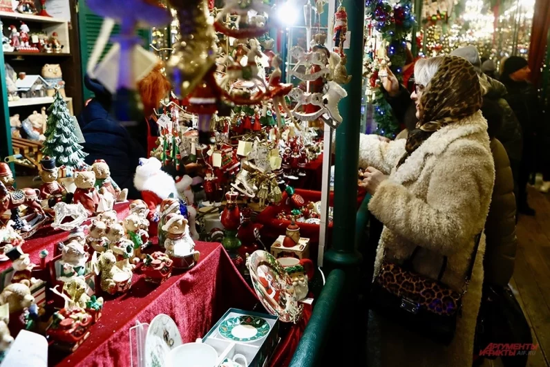 У ярмарочных прилавков аншлаг – люди разбирают новогодние сувениры на подарки. 