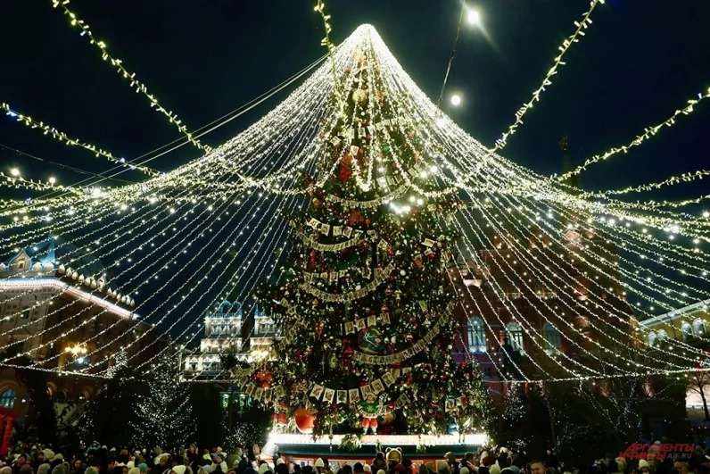 В этом году главным украшением локации стала настоящая ель высотой 22 метра, украшенная пятью километрами гирлянд и десятью тысячами игрушек.