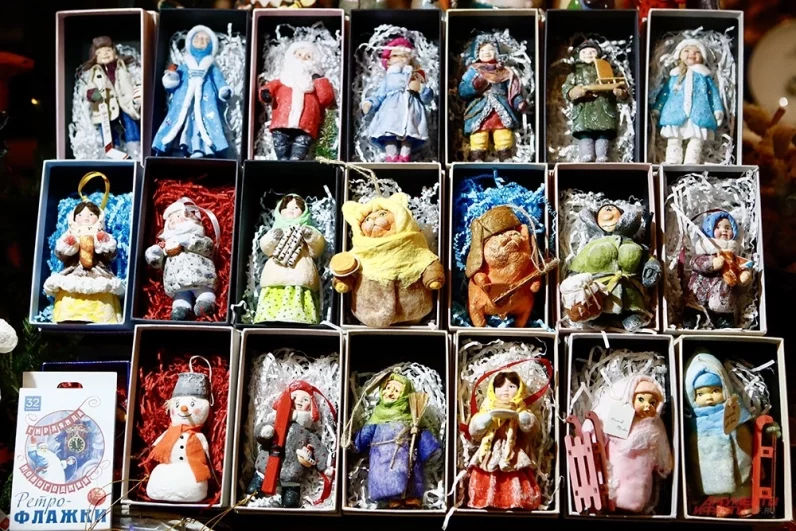 На ярмарке продается много авторских ватных игрушек. Сейчас это искусство не только возрождается, но становится очень модным. 