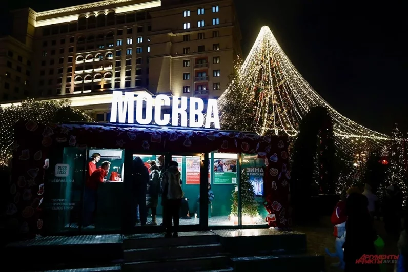 На площадках работает почта, где каждый сможет отправить бесплатную открытку в любую точку страны, а также открытку или подарок бойцам на СВО.