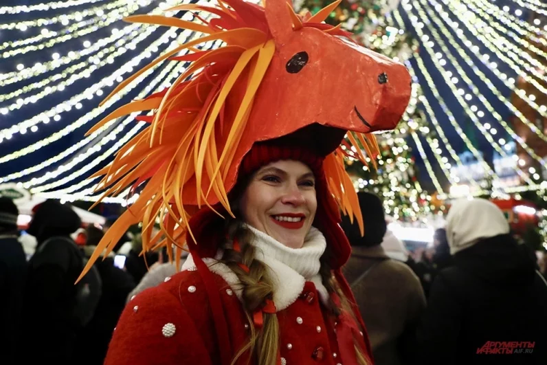 Наступающий год пройдет под знаком Огненной Лошади. «Лошадки» уже начали появляться на праздничных площадках. Люди верят, что это принесет удачу. 