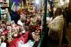 У ярмарочных прилавков аншлаг – люди разбирают новогодние сувениры на подарки. 