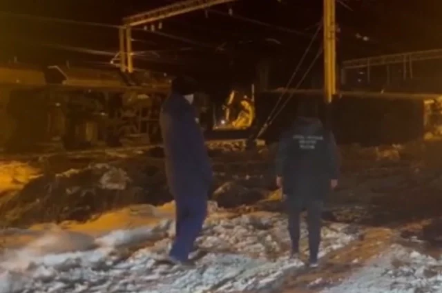 В результате аварии на станции Чаис под Пензой сошли с рельсов два локоматива и 23 цистерны.