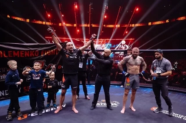 В главном бою вечера Андрей Корешков одержал победу над своим оппонентом из Польши Петром Недзельским. 